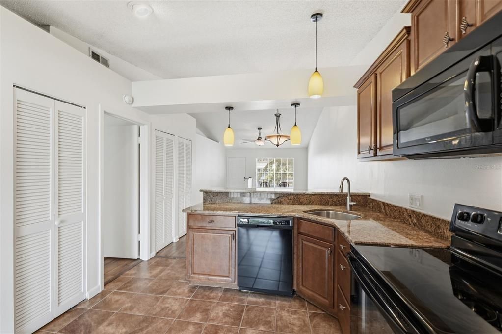 Active With Contract: $205,000 (2 beds, 2 baths, 919 Square Feet)