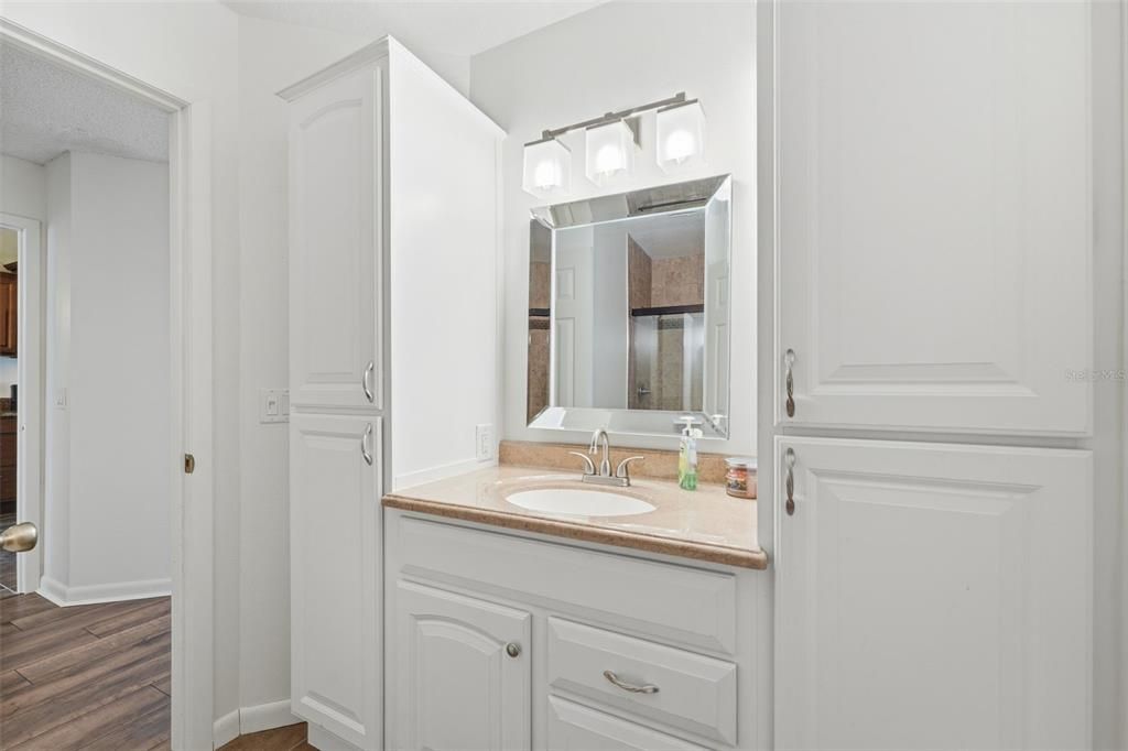 Active With Contract: $205,000 (2 beds, 2 baths, 919 Square Feet)