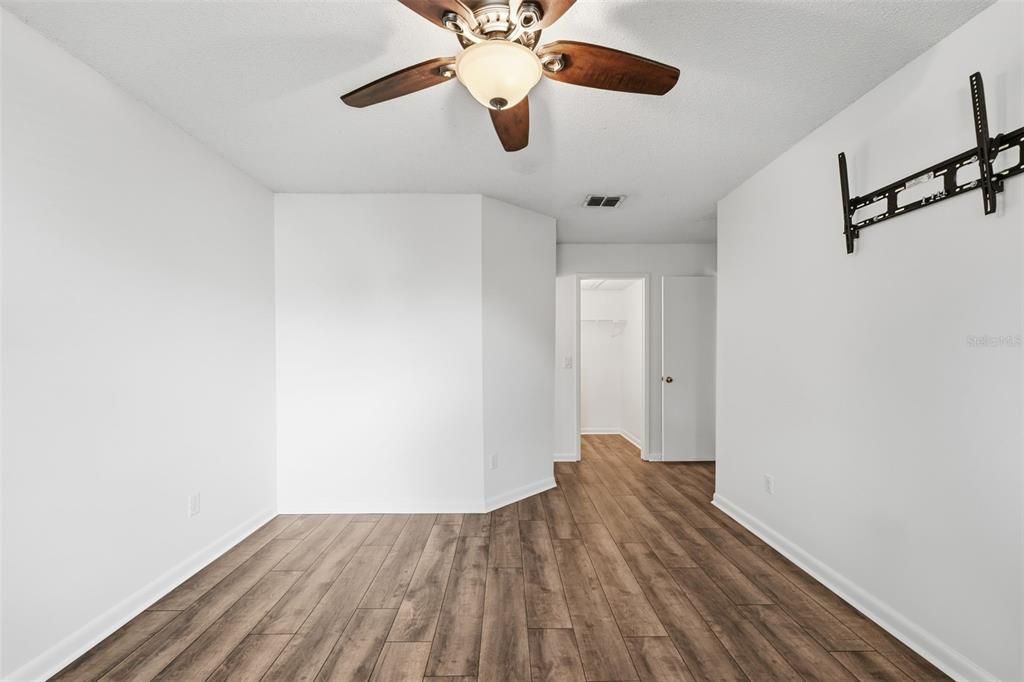 Active With Contract: $205,000 (2 beds, 2 baths, 919 Square Feet)