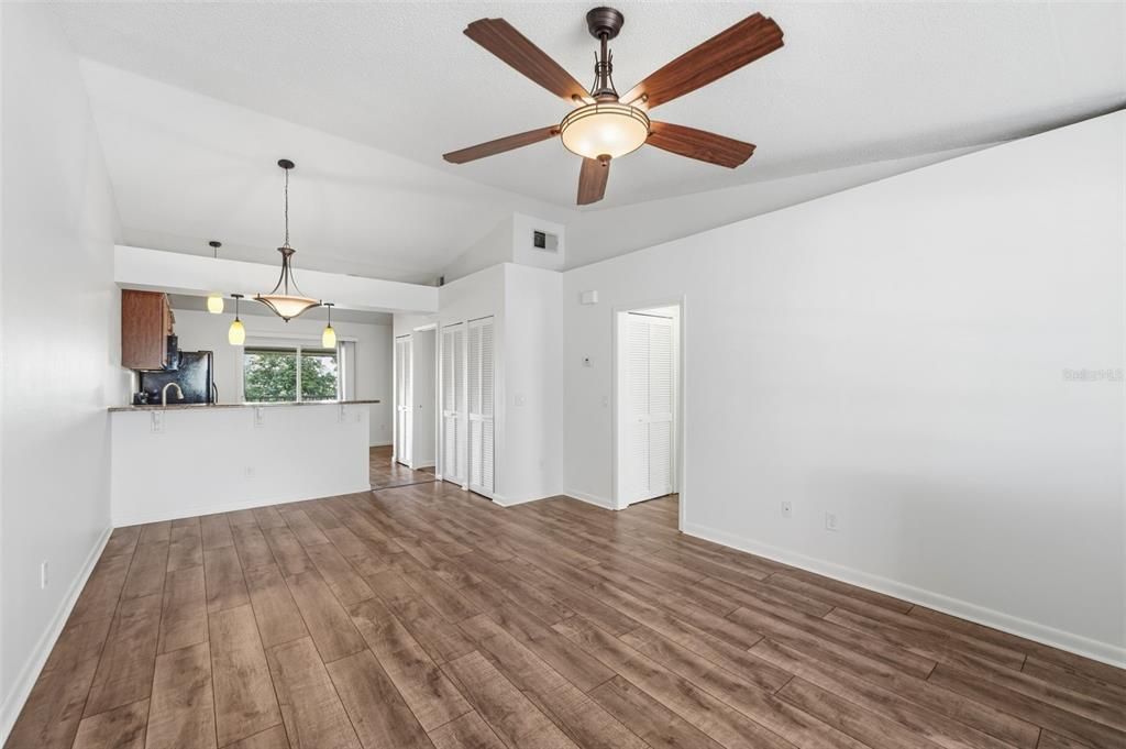 Active With Contract: $205,000 (2 beds, 2 baths, 919 Square Feet)