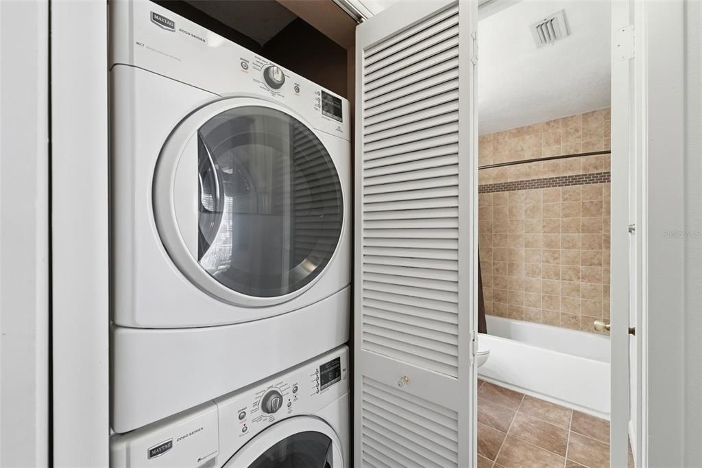 Active With Contract: $205,000 (2 beds, 2 baths, 919 Square Feet)