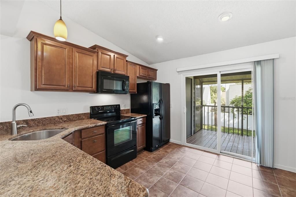 Active With Contract: $205,000 (2 beds, 2 baths, 919 Square Feet)
