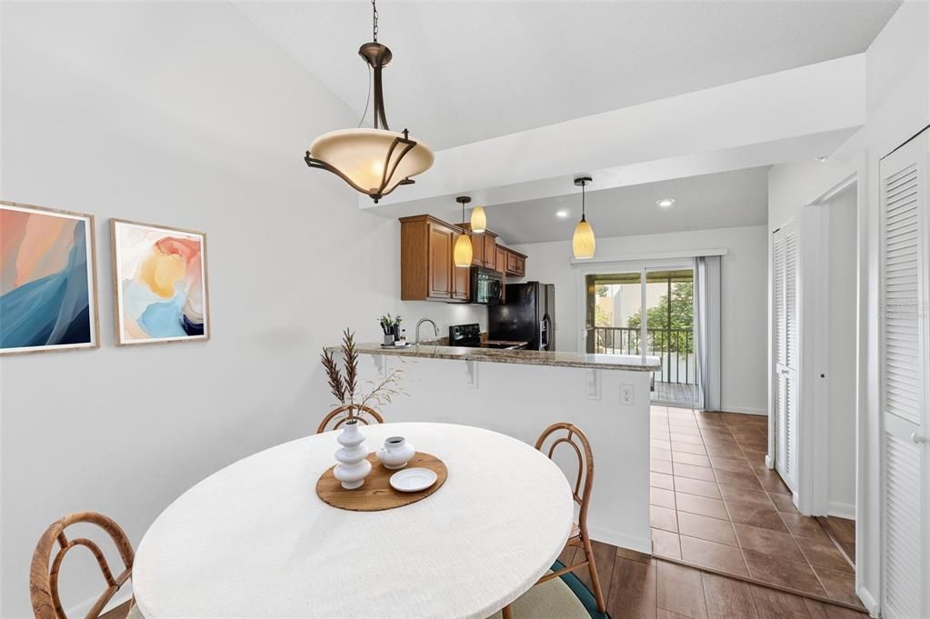 Active With Contract: $205,000 (2 beds, 2 baths, 919 Square Feet)