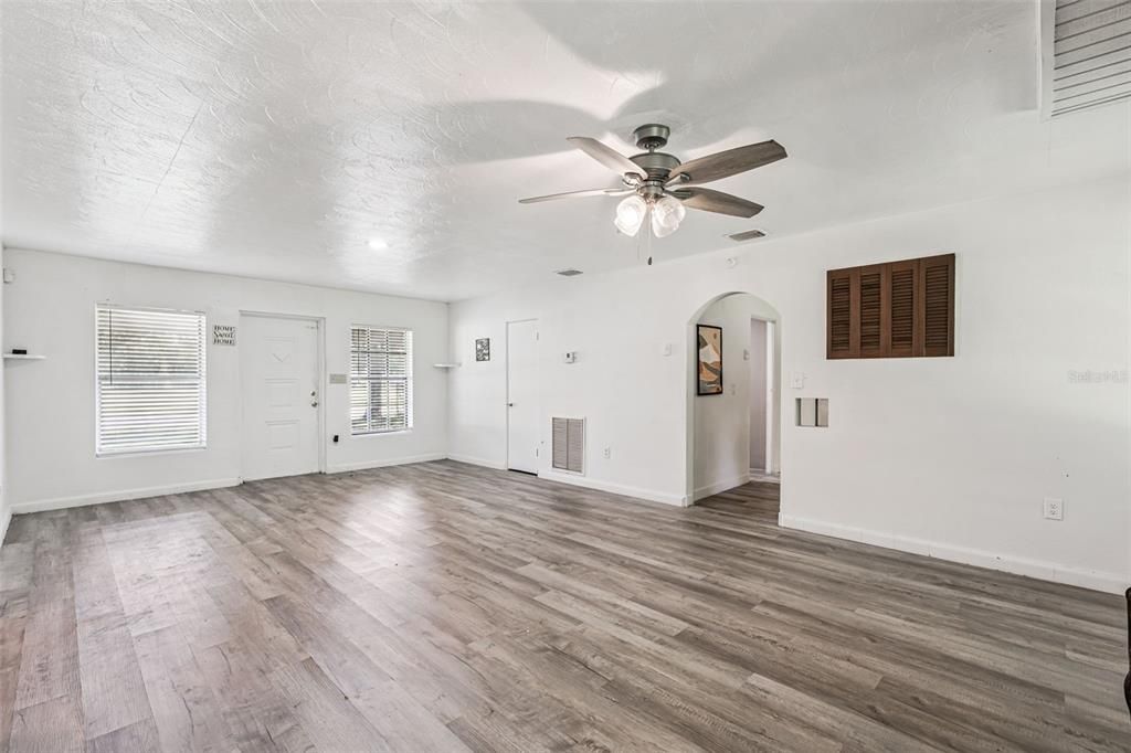 Activo con contrato: $365,000 (5 camas, 3 baños, 1921 Pies cuadrados)