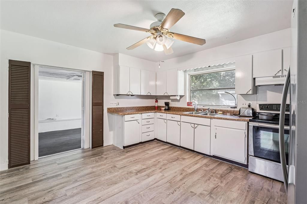 Activo con contrato: $365,000 (5 camas, 3 baños, 1921 Pies cuadrados)