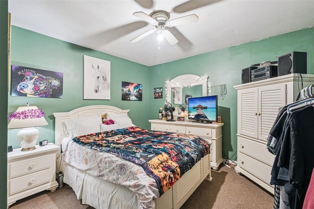 Activo con contrato: $365,000 (5 camas, 3 baños, 1921 Pies cuadrados)