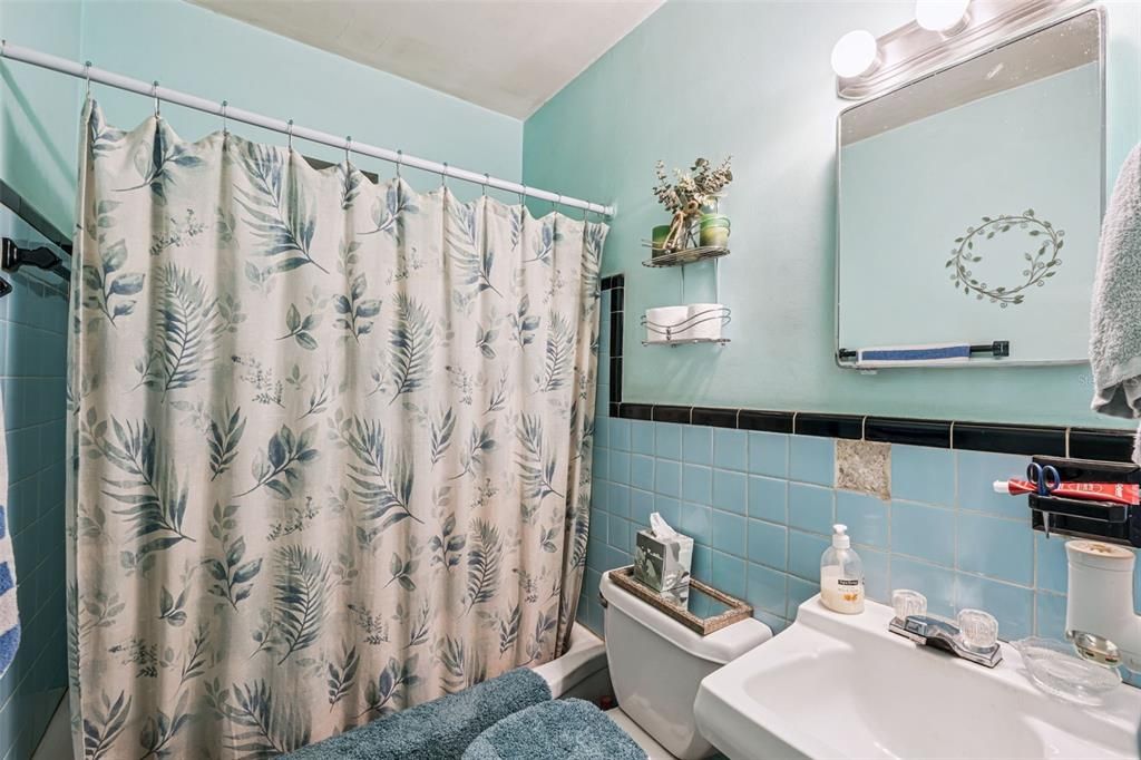 Activo con contrato: $365,000 (5 camas, 3 baños, 1921 Pies cuadrados)