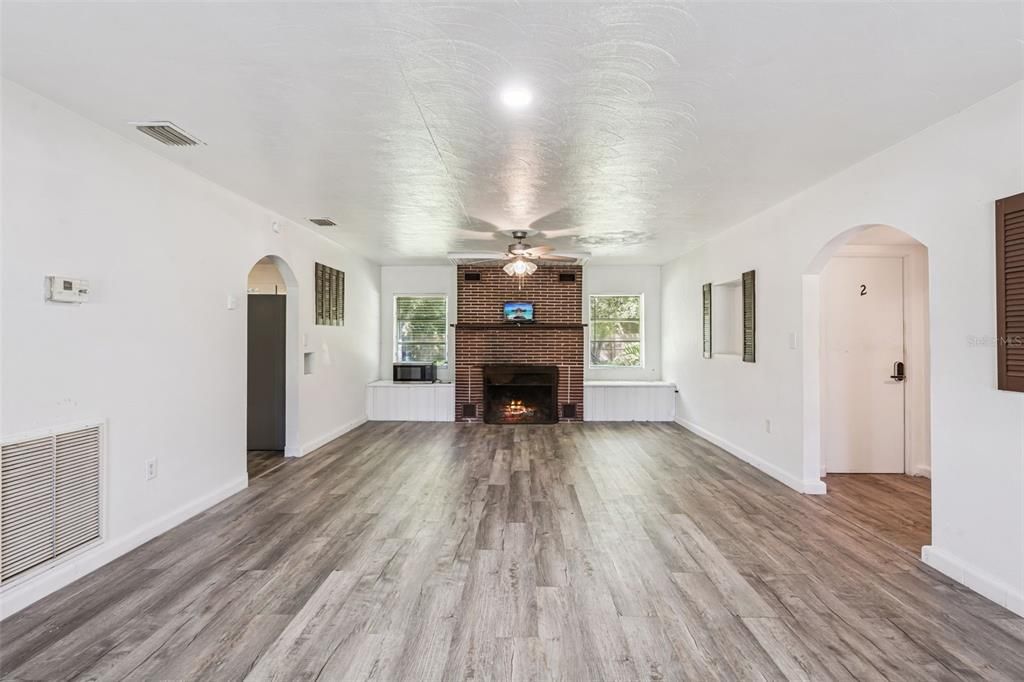 Activo con contrato: $365,000 (5 camas, 3 baños, 1921 Pies cuadrados)