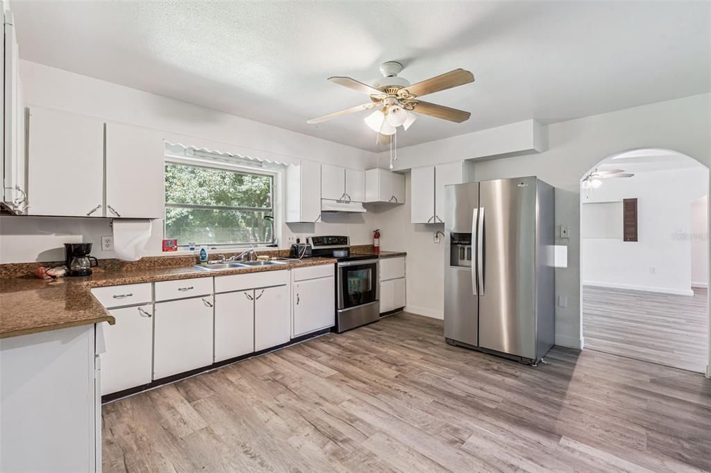 Activo con contrato: $365,000 (5 camas, 3 baños, 1921 Pies cuadrados)