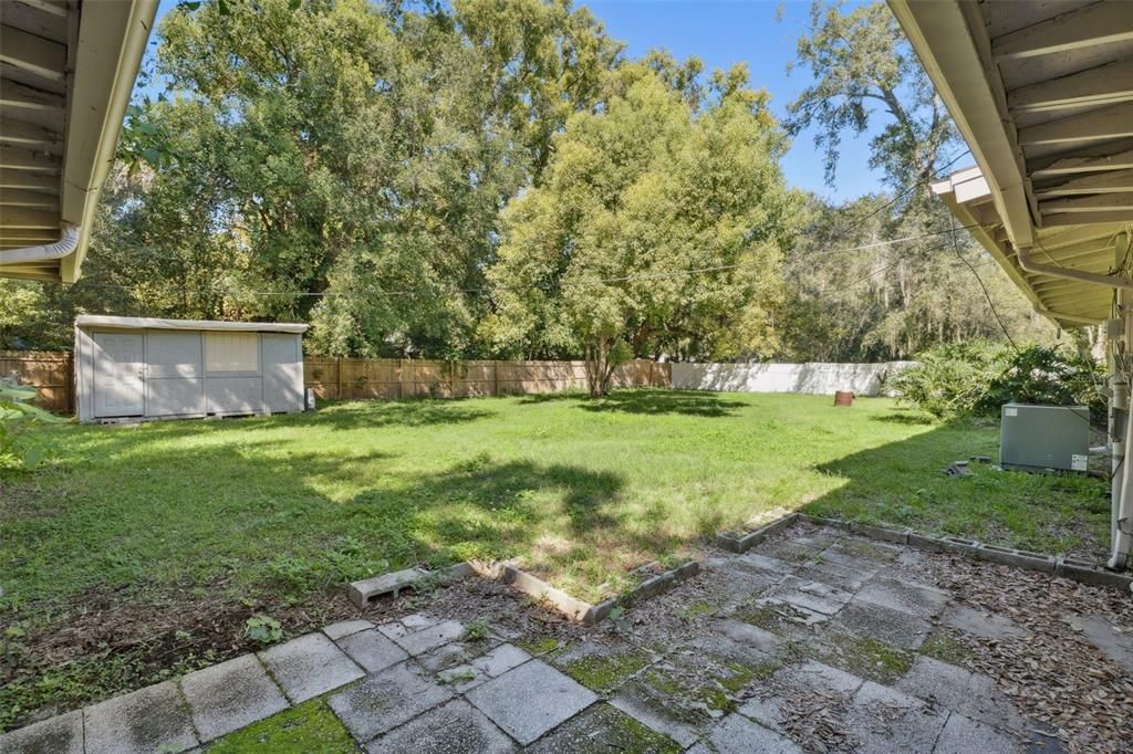 Activo con contrato: $365,000 (5 camas, 3 baños, 1921 Pies cuadrados)