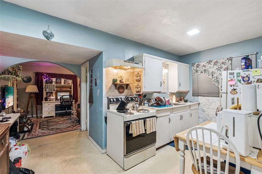 Activo con contrato: $365,000 (5 camas, 3 baños, 1921 Pies cuadrados)