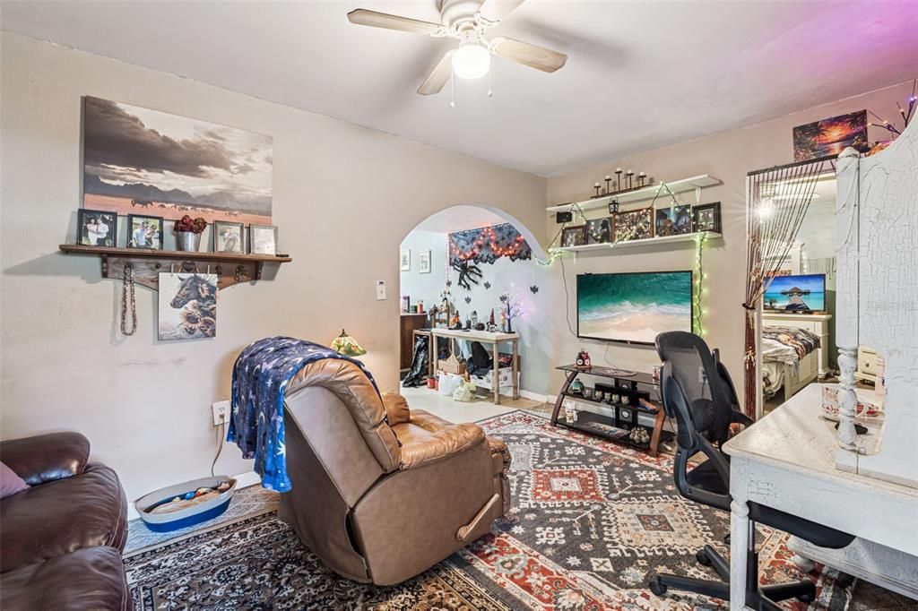 Activo con contrato: $365,000 (5 camas, 3 baños, 1921 Pies cuadrados)