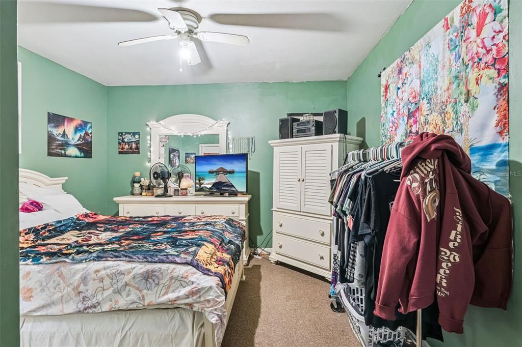 Activo con contrato: $365,000 (5 camas, 3 baños, 1921 Pies cuadrados)