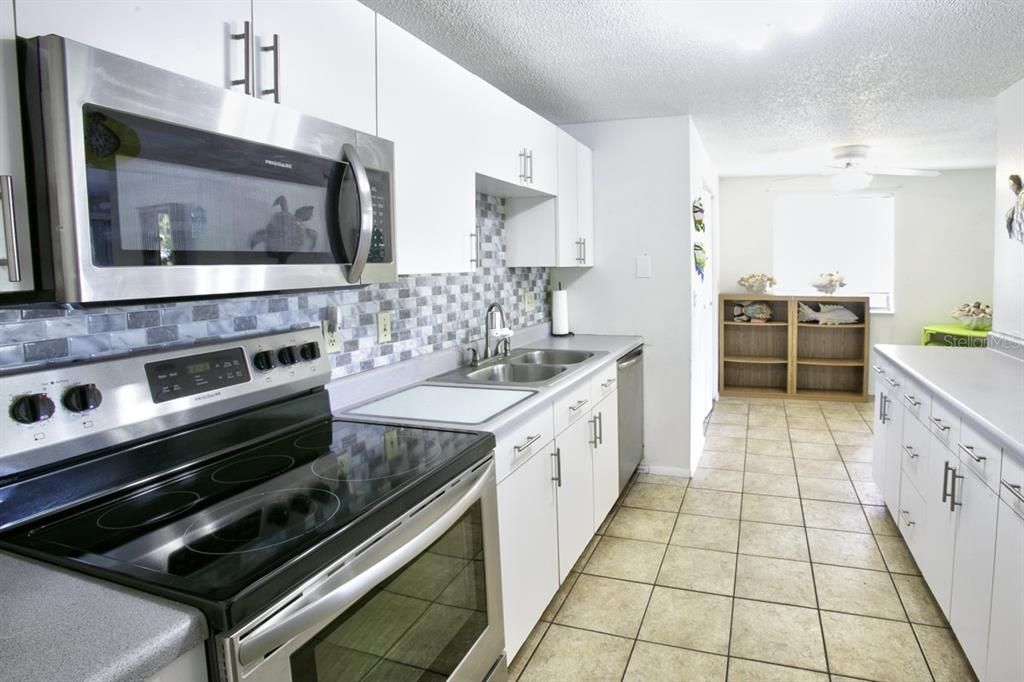 For Sale: $349,900 (3 beds, 2 baths, 1404 Square Feet)