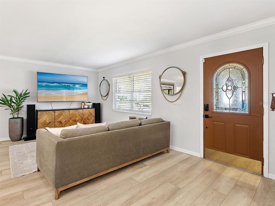 Под контрактом: $439,000 (3 спален, 2 ванн, 1516 Квадратных фут)