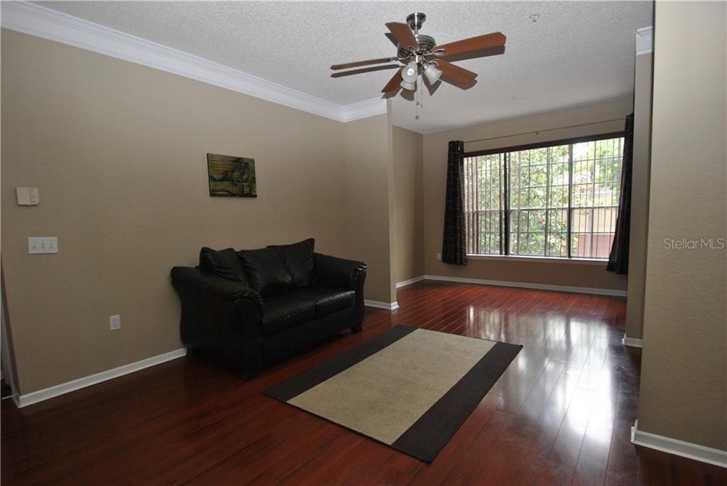 For Rent: $1,400 (1 beds, 1 baths, 721 Square Feet)