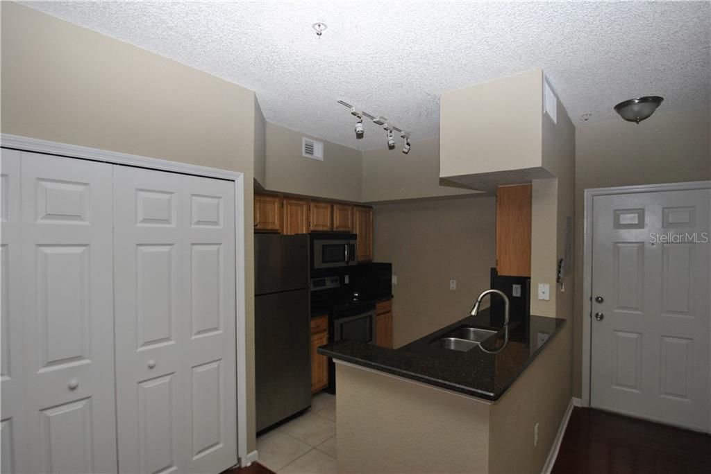 For Rent: $1,400 (1 beds, 1 baths, 721 Square Feet)