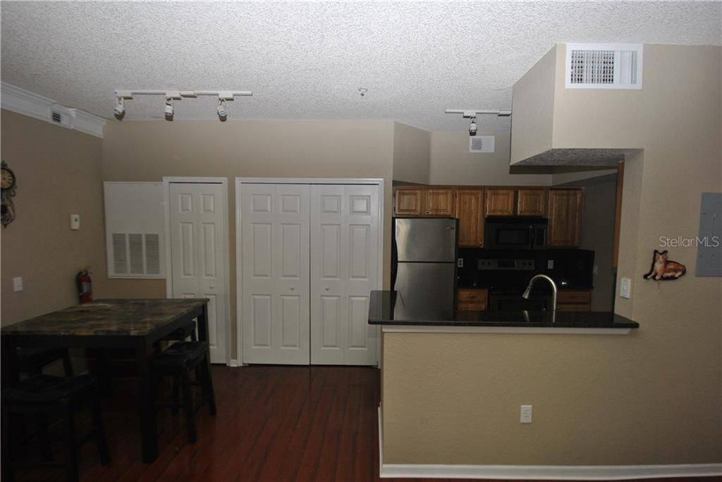 For Rent: $1,400 (1 beds, 1 baths, 721 Square Feet)