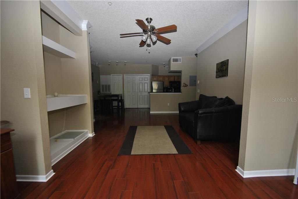 For Rent: $1,400 (1 beds, 1 baths, 721 Square Feet)