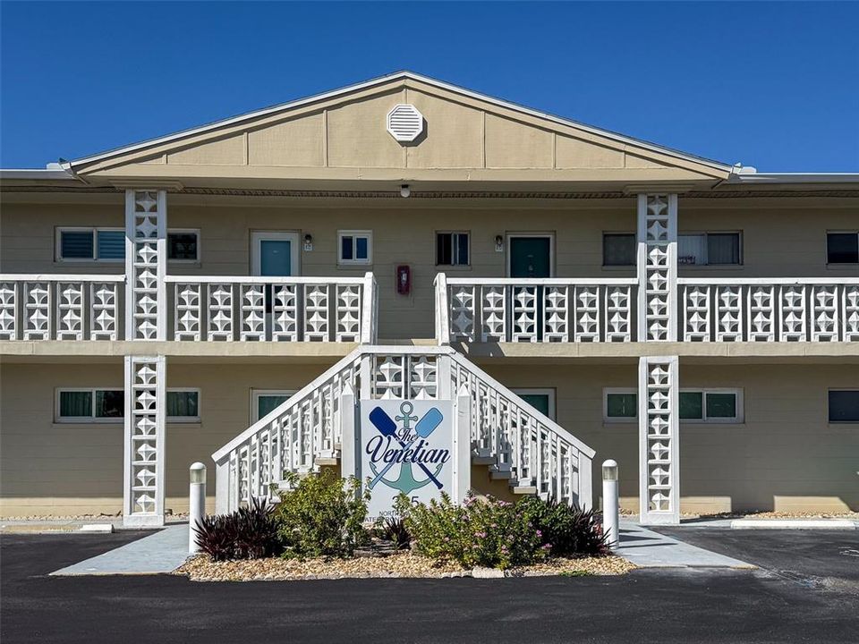 For Sale: $329,000 (2 beds, 1 baths, 880 Square Feet)