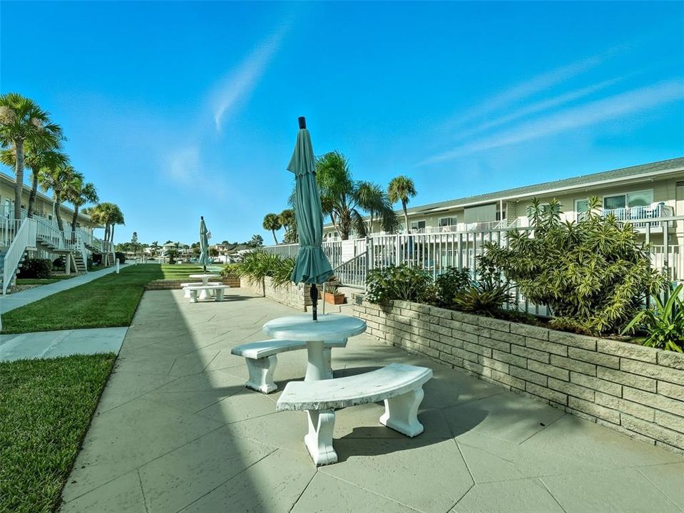 For Sale: $329,000 (2 beds, 1 baths, 880 Square Feet)