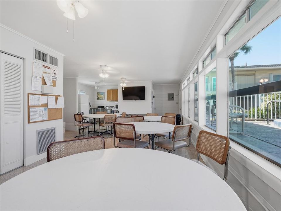 For Sale: $329,000 (2 beds, 1 baths, 880 Square Feet)