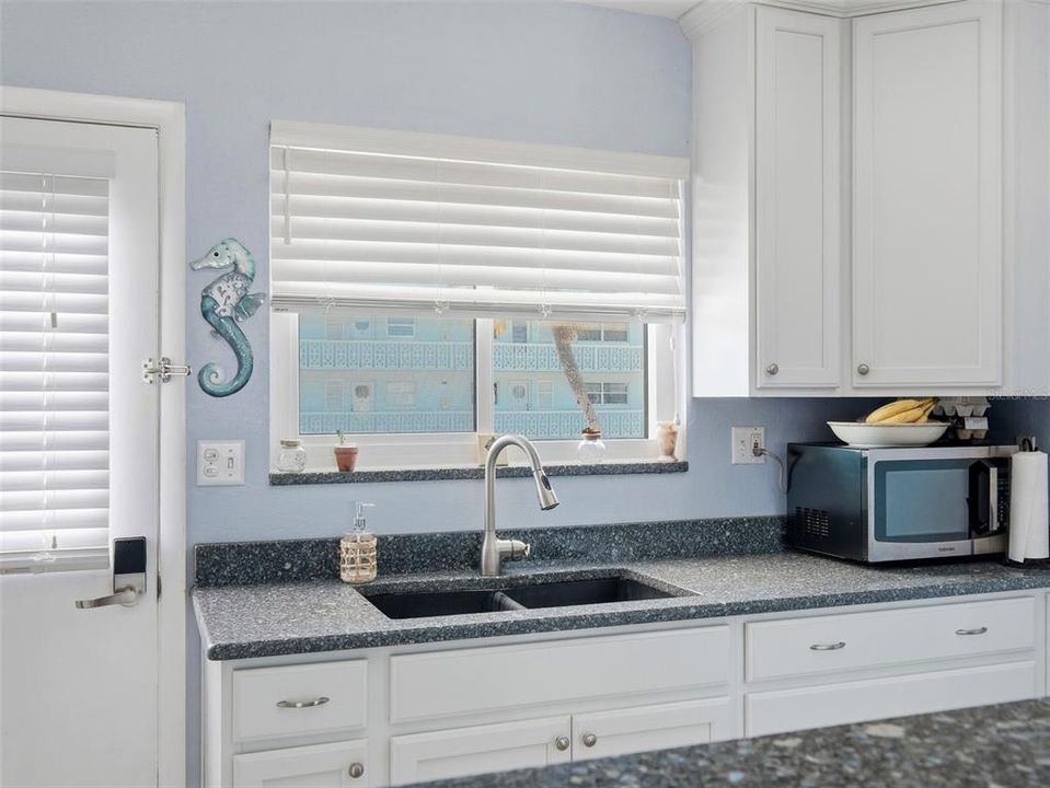 For Sale: $329,000 (2 beds, 1 baths, 880 Square Feet)