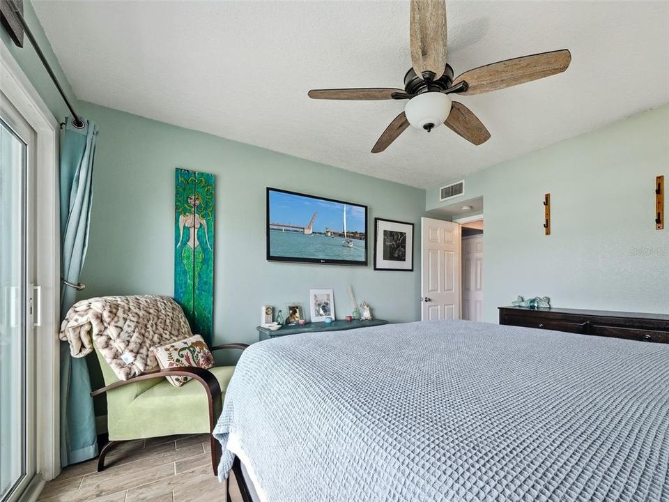 For Sale: $329,000 (2 beds, 1 baths, 880 Square Feet)