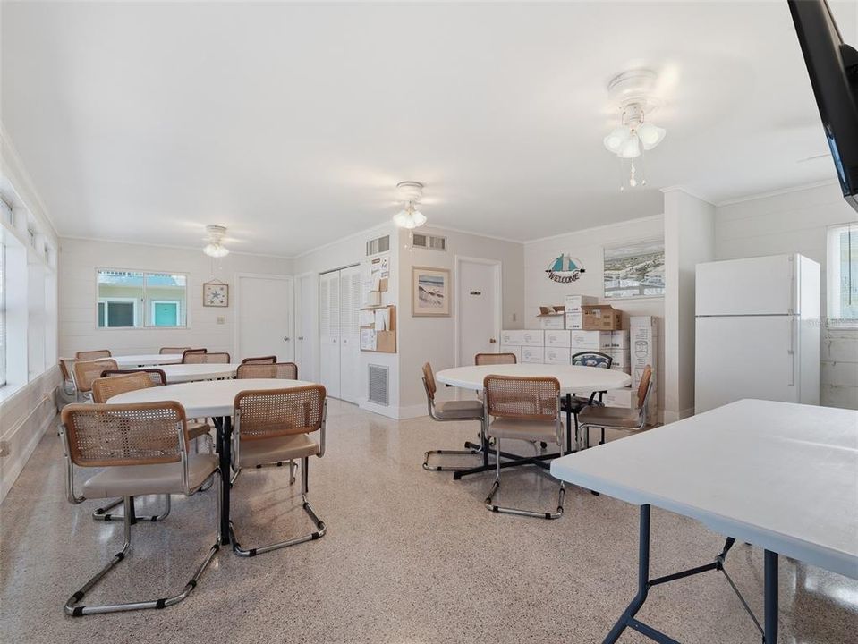 For Sale: $329,000 (2 beds, 1 baths, 880 Square Feet)