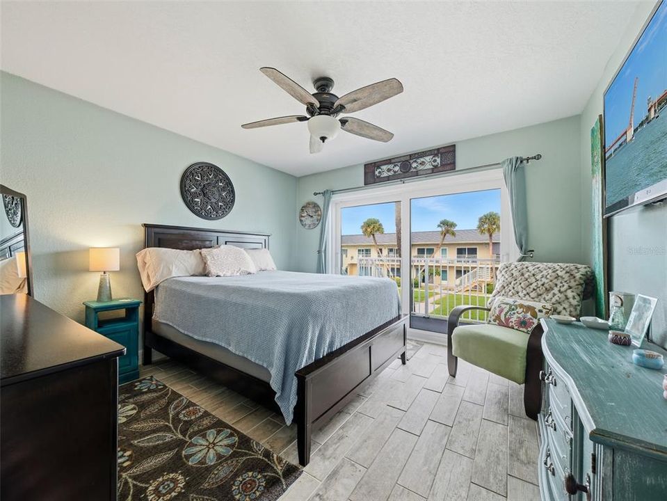 For Sale: $329,000 (2 beds, 1 baths, 880 Square Feet)