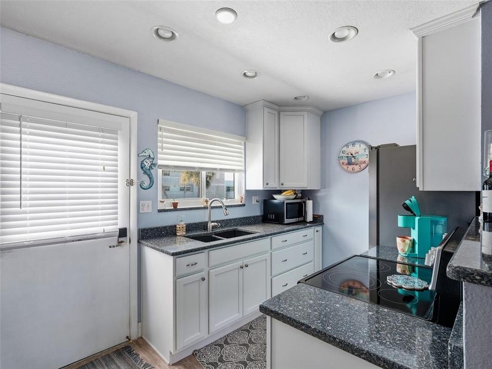 For Sale: $329,000 (2 beds, 1 baths, 880 Square Feet)