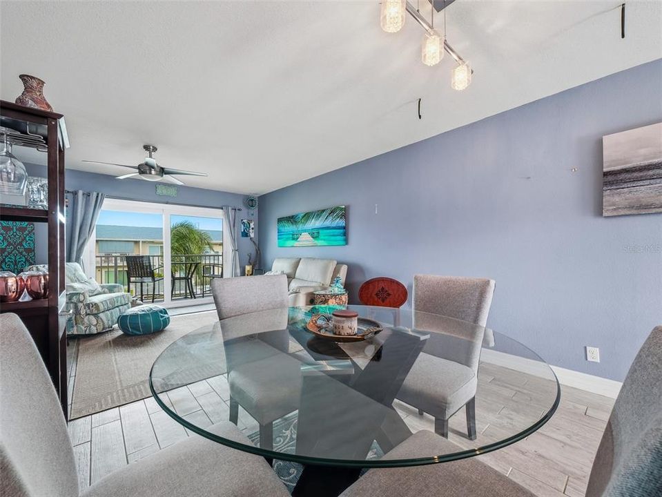 For Sale: $329,000 (2 beds, 1 baths, 880 Square Feet)