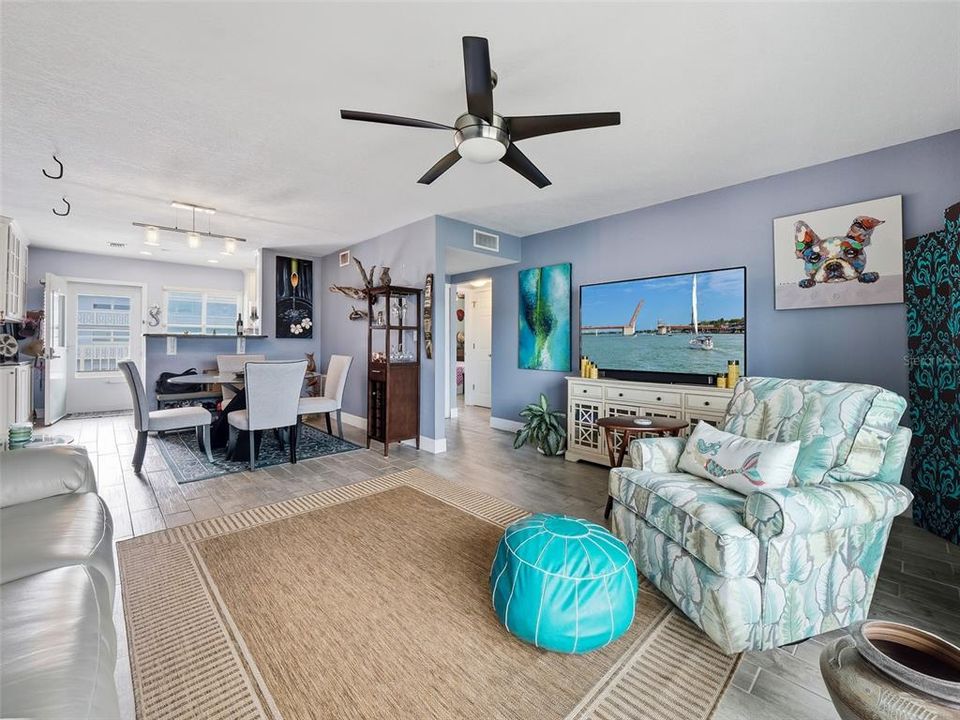 For Sale: $329,000 (2 beds, 1 baths, 880 Square Feet)