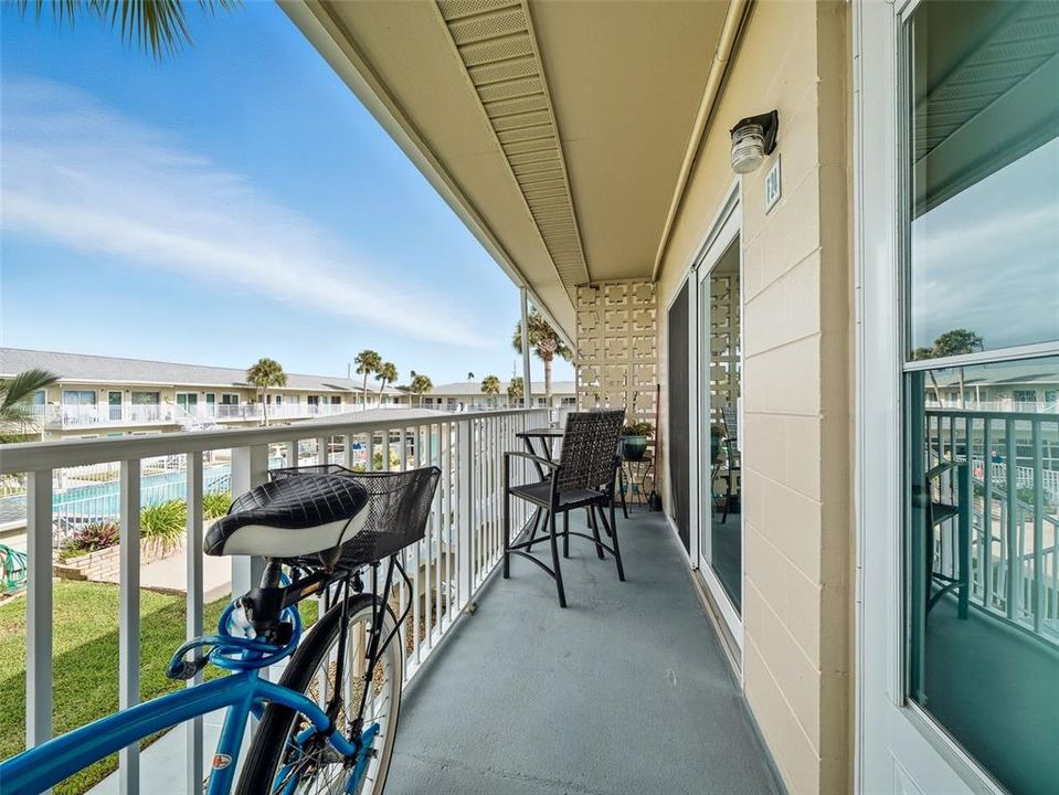 For Sale: $329,000 (2 beds, 1 baths, 880 Square Feet)