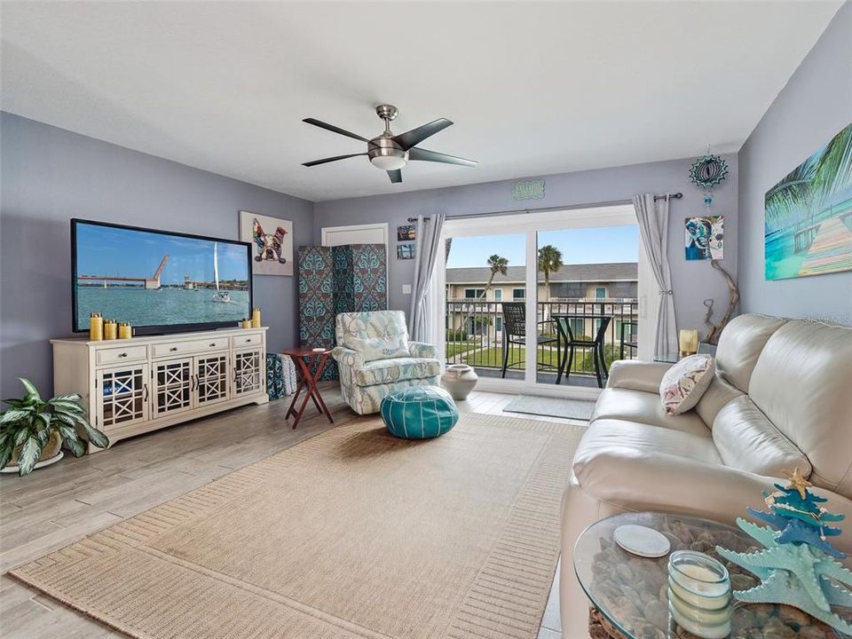 For Sale: $329,000 (2 beds, 1 baths, 880 Square Feet)