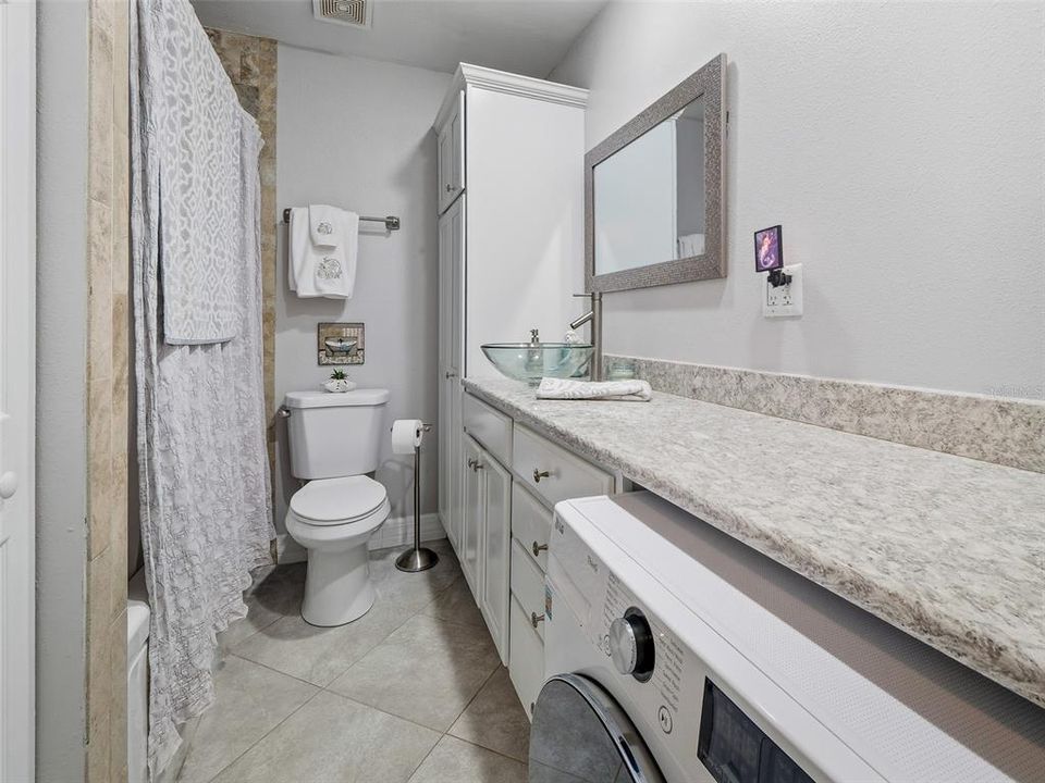 For Sale: $329,000 (2 beds, 1 baths, 880 Square Feet)