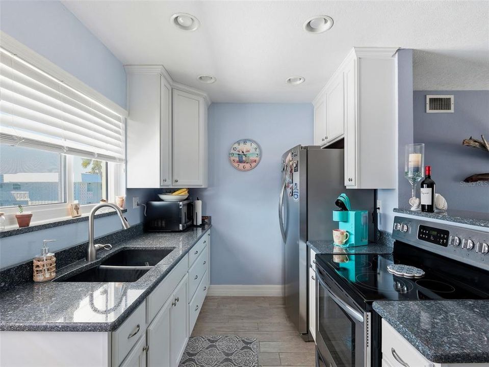 For Sale: $329,000 (2 beds, 1 baths, 880 Square Feet)