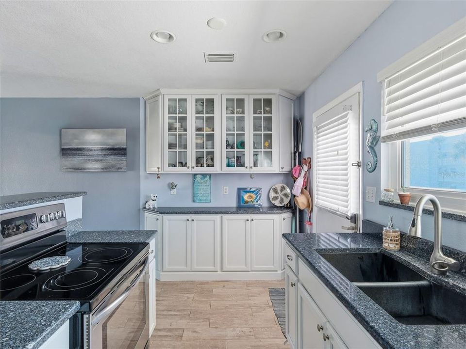 For Sale: $329,000 (2 beds, 1 baths, 880 Square Feet)