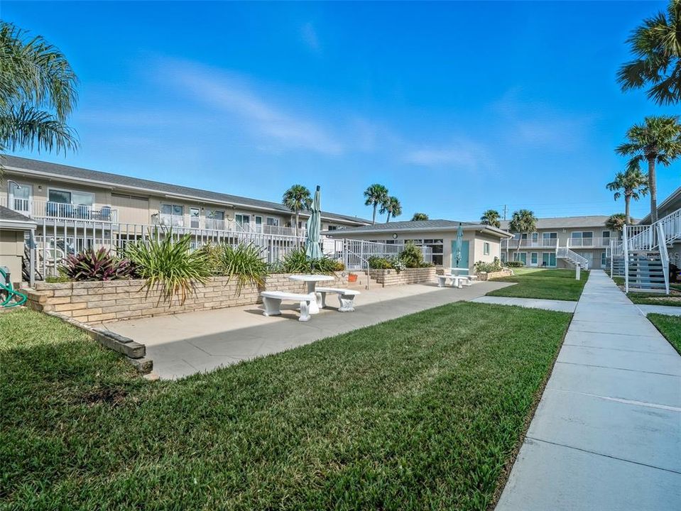 For Sale: $329,000 (2 beds, 1 baths, 880 Square Feet)