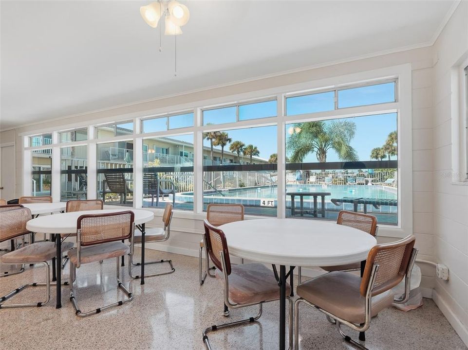 For Sale: $329,000 (2 beds, 1 baths, 880 Square Feet)