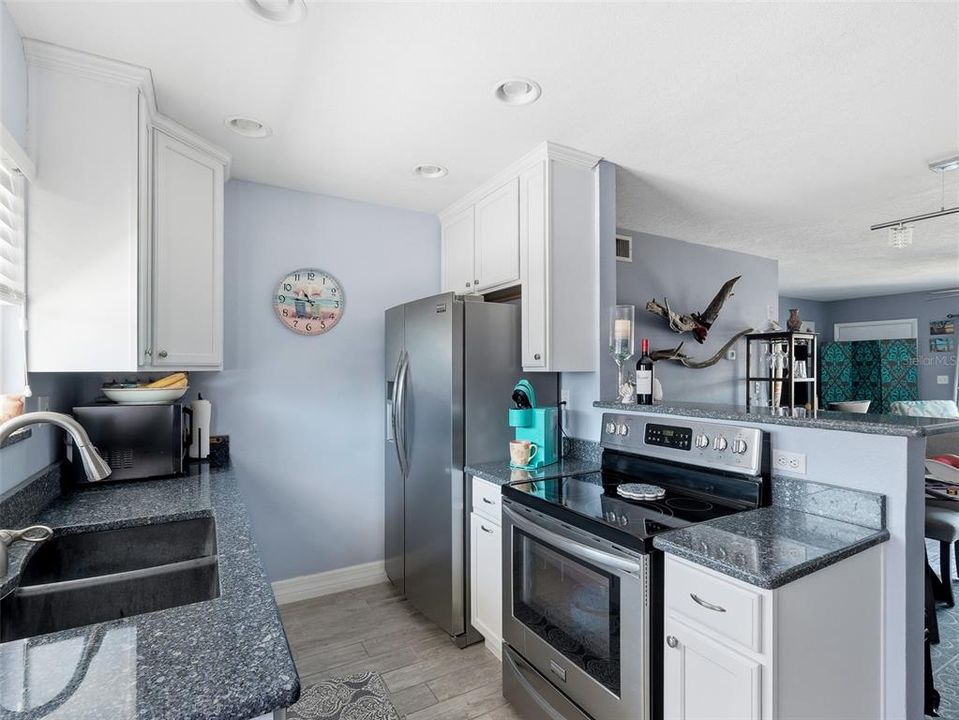 For Sale: $329,000 (2 beds, 1 baths, 880 Square Feet)