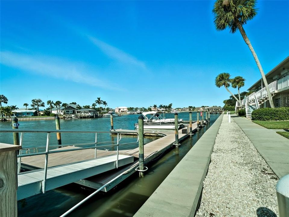 For Sale: $329,000 (2 beds, 1 baths, 880 Square Feet)