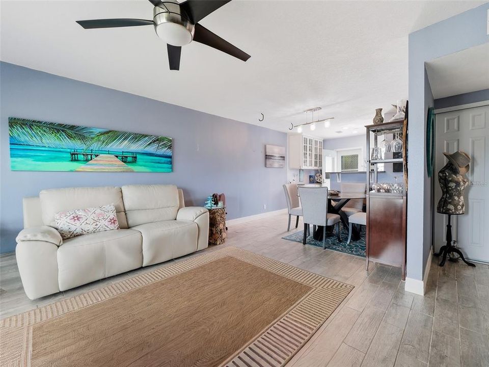 For Sale: $329,000 (2 beds, 1 baths, 880 Square Feet)