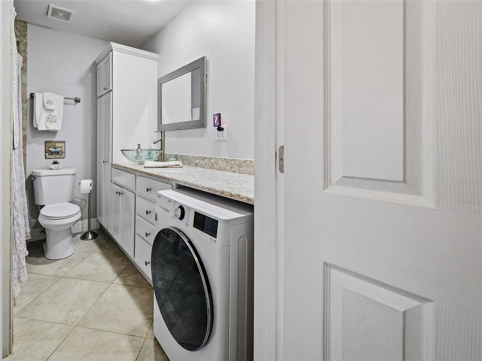 For Sale: $329,000 (2 beds, 1 baths, 880 Square Feet)