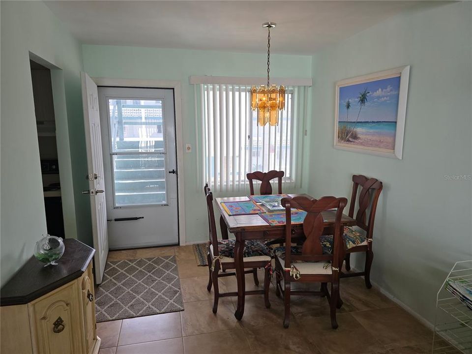 For Sale: $124,900 (2 beds, 2 baths, 862 Square Feet)