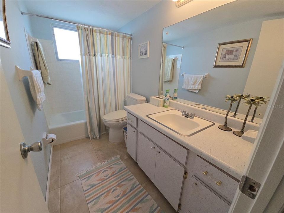 For Sale: $124,900 (2 beds, 2 baths, 862 Square Feet)