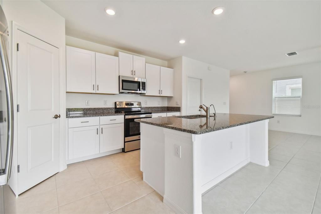 合同活跃: $2,400 (4 贝兹, 2 浴室, 1870 平方英尺)