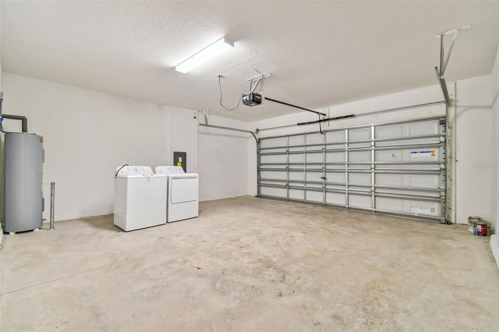 合同活跃: $2,400 (4 贝兹, 2 浴室, 1870 平方英尺)