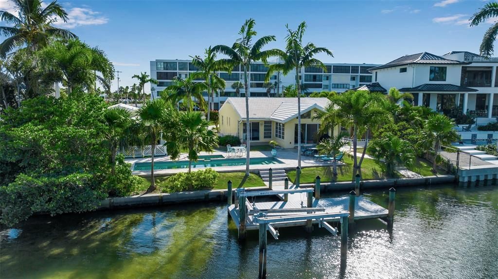 Active With Contract: $3,975,000 (4 beds, 4 baths, 2179 Square Feet)