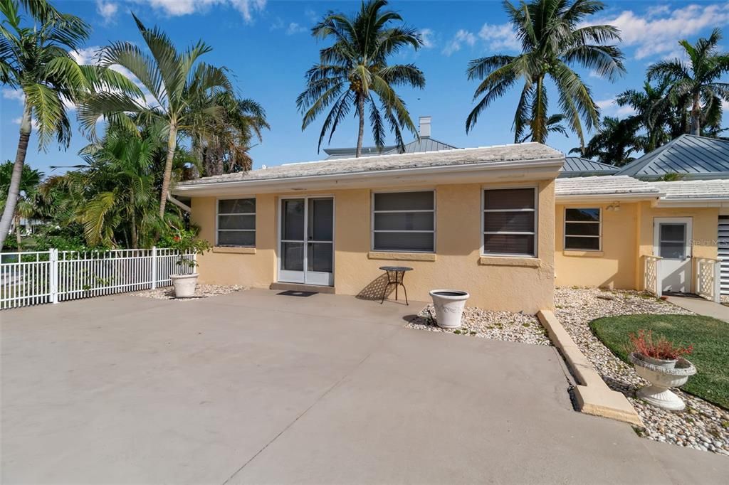 Active With Contract: $3,975,000 (4 beds, 4 baths, 2179 Square Feet)